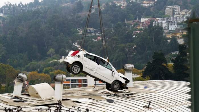 Con una grúa retiraron el auto que quedó sobre el techo de un colegio en Viña del Mar