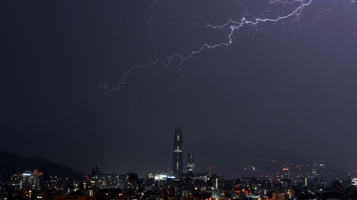 Tormentas eléctricas: 10 comunas de la RM bajo Alerta Temprana Preventiva