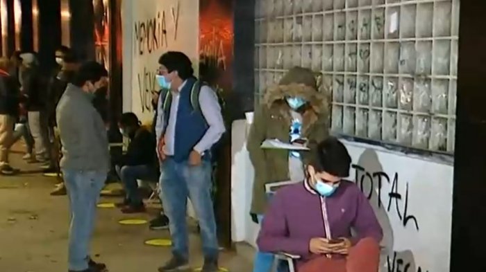 Un apoderado hace fila desde el domingo: Comienza la postulación de niñas al Instituto Nacional