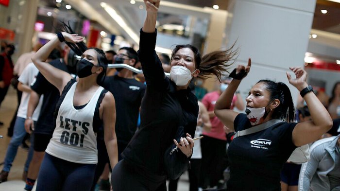 Así fue la protesta fitness de deportistas en el Costanera Center: “Cuarentena es sedentarismo, enfermedad y pobreza”
