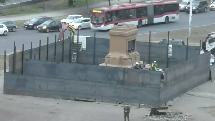 Crece muro de acero en Baquedano: Tendrá 3 metros de altura