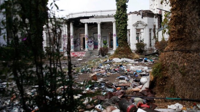 Ocupada por personas: Así luce hoy la sede de la U. Pedro de Valdivia quemada durante el estallido