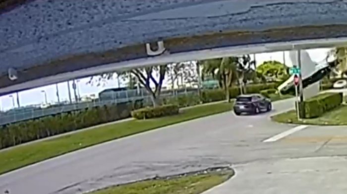 Aeronave impactó a un auto en pleno movimiento dejando al menos tres muertos