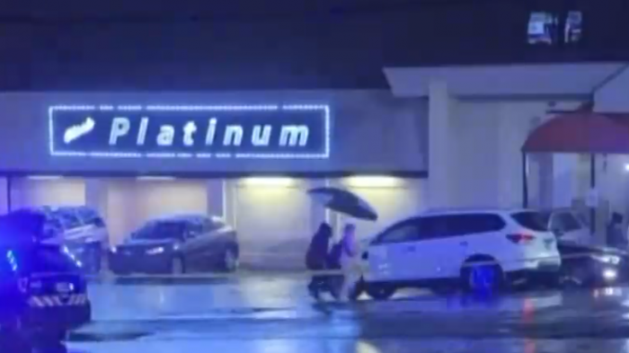 Al menos 7 muertos y 2 heridos en tiroteo simultáneo en tres spa de Estados Unidos