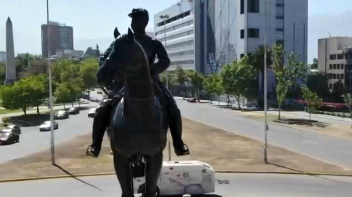 Sube y baja hidráulico: Proponen mecanismo para esconder de protestas al monumento de Baquedano