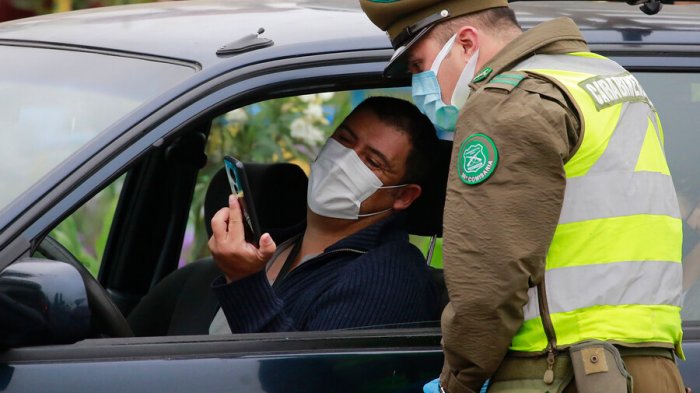 Si sólo voy de paso por una zona en cuarentena, ¿necesito algún documento para ir a una comuna que esté en otra fase?