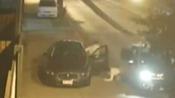 Captan momento en que médico frustró a golpes el robo de su auto en medio de portonazo