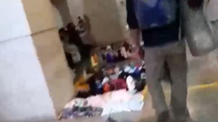 Vecinos de La Cisterna molestos con vendedores ambulantes del Metro: Empresa dice que no están permitidos