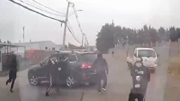 Conductor de camión blindado huyó de asalto en reversa a toda velocidad