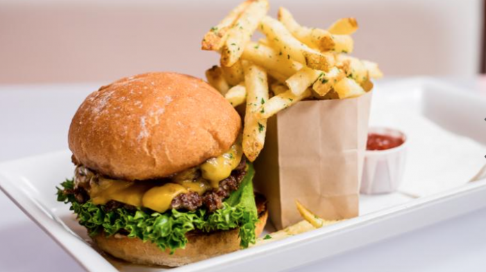 Chocolate, café, grasas y bebidas: Descubre los 8 hábitos alimenticios que pueden alterar el sueño