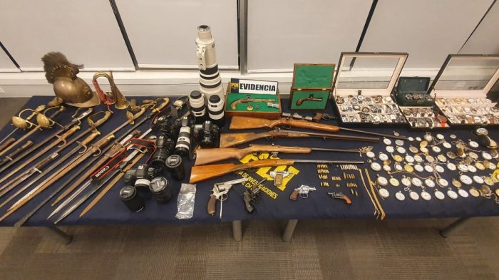 Sables, bayonetas y un centenar de relojes: La extraña y millonaria incautación a sujeto en Valparaíso