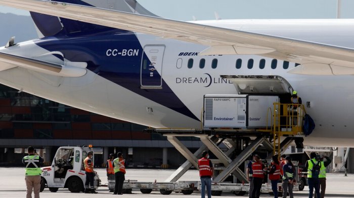 Llegan dos millones de vacunas nuevas de Sinovac a Chile