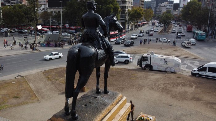 Un 51% cree que la estatua del general Baquedano no debiese volver a Plaza Italia, según Cadem