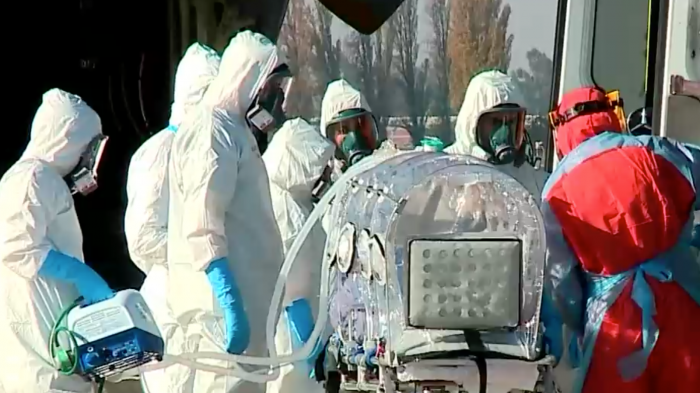 UCI al límite: Expertos advierten que mayoría de hospitalizados son menores de 60 años