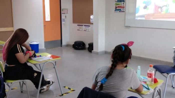La campaña de profesora en Peñalolén: Está recolectando celulares para que niños puedan estudiar a distancia