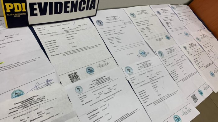 Detuvieron a 22 residentes extranjeros ingresando al país con certificados PCR falsificados: 5 son menores de edad