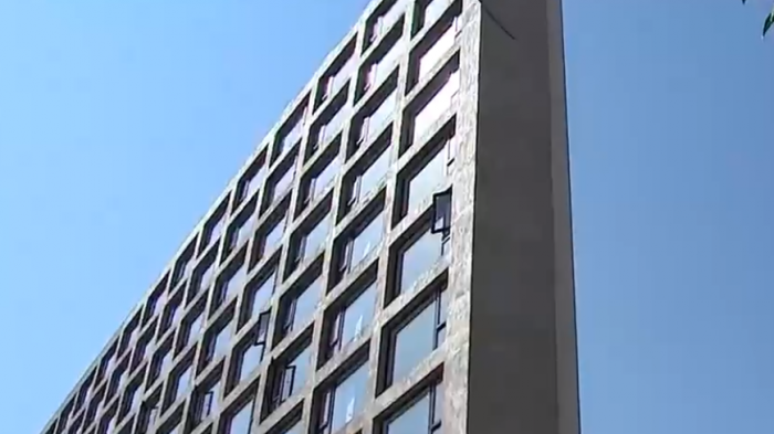 Edificio ultra delgado causa polémica en Santiago centro: Uno de sus costados mide cerca de 3 metros de ancho