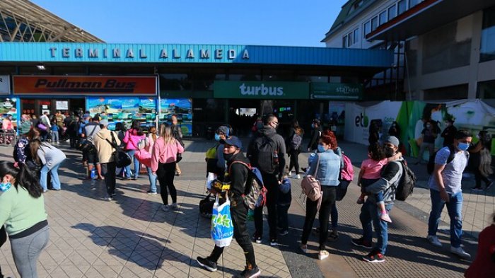 Encuentran a guagua recién nacida en terminal de buses de Estación Central