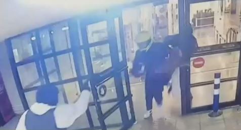 Un funcionario PDI fue herido: Asaltantes irrumpieron con disparos en mall Alto Las Condes