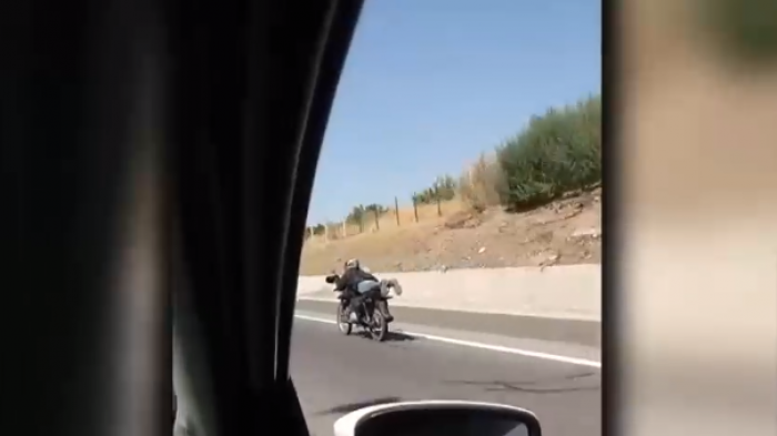 Motociclista fue grabado mientras manejaba acostado en plena Ruta 68