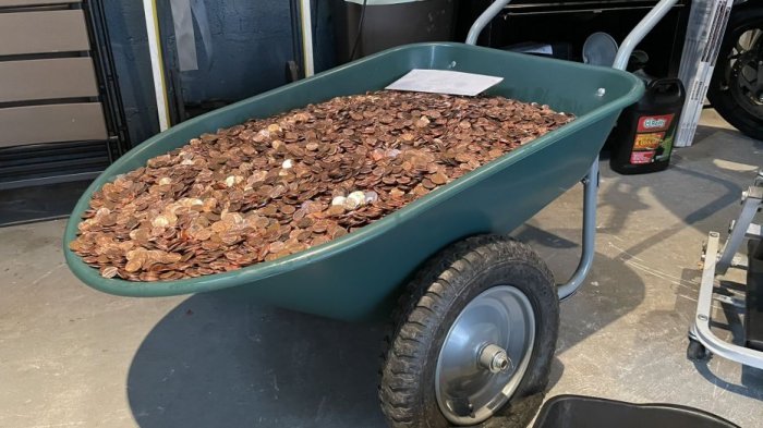 Hombre renunció a su trabajo por malos tratos: Le pagaron su último sueldo con 230 kilos de monedas