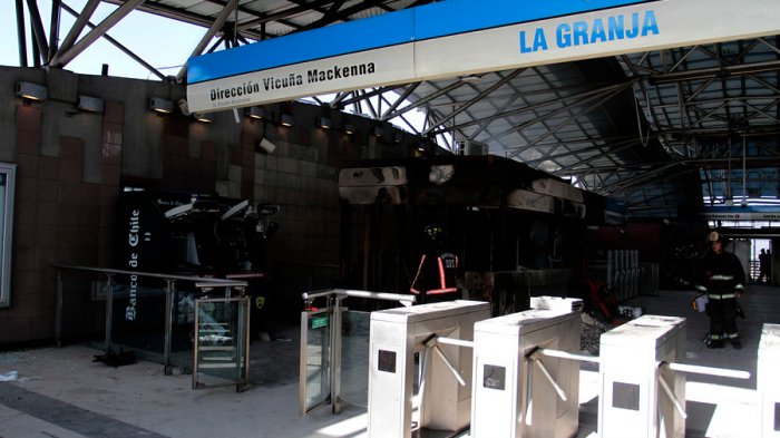 Condenan a dos personas por incendio en Metro La Granja durante el estallido social