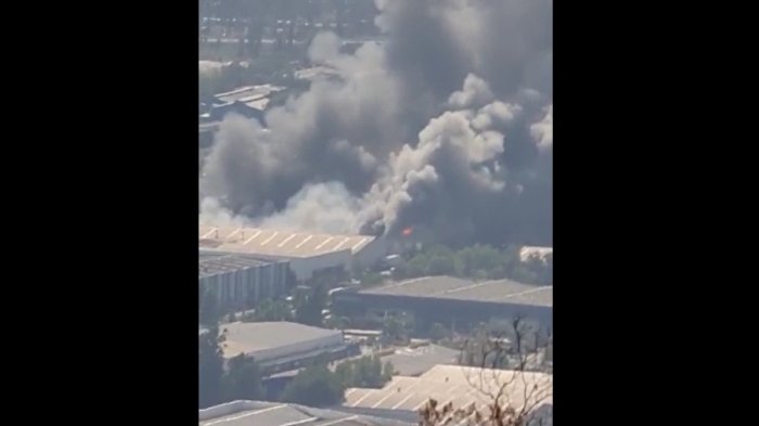 Incendio en fábrica de productos químicos en Colina: Varias compañías trabajan en la emergencia
