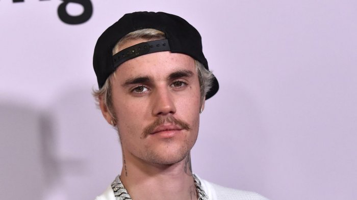 Justin Bieber incendió Instagram: Se tatuó ese popular y sugerente emoji de WhatsApp