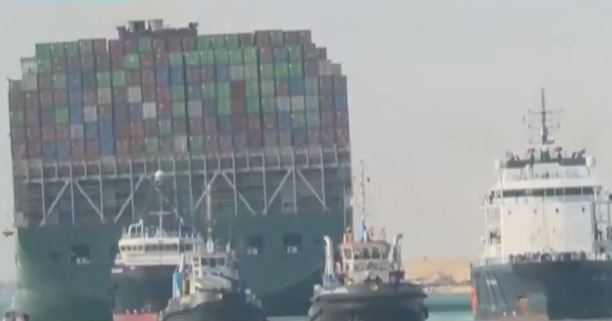 Logran reflotar buque Ever Given y desbloquean Canal de Suez