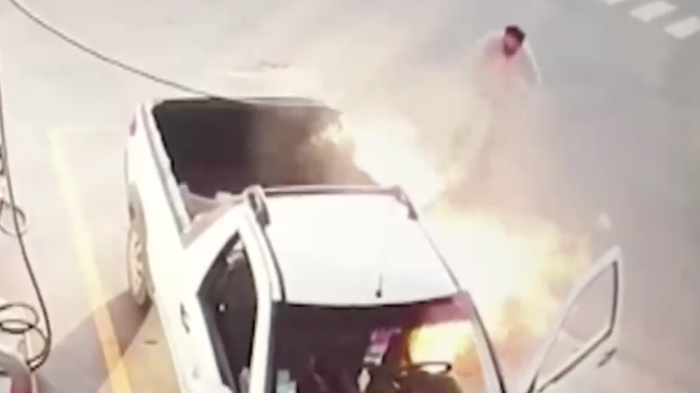 Usó su celular mientras cargaba combustible en bencinera y causó impresionante incendio