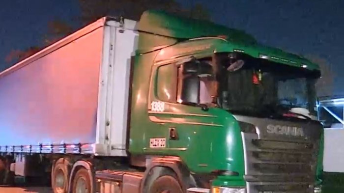 Lo Espejo: Cortaron el tránsito con barricadas para saquear dos camiones y abandonarlos en el lugar