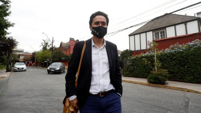 Briones quiere bajar a la mitad el precio de la micro: 