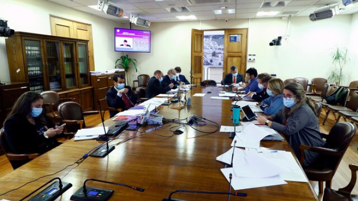 Aprueban en general el proyecto para postergar las elecciones