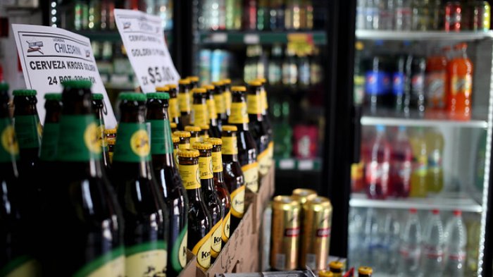 Restringen venta de productos no esenciales: ¿Podré comprar alcohol tras las nuevas medidas del Minsal?