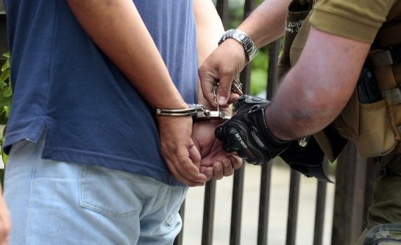 Sujeto intentó sobornar con $20 mil a carabinero durante control sanitario en Aeropuerto de Santiago