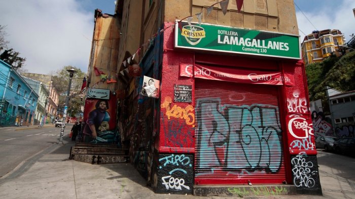 Dueños de botillerías acusan competencia desleal ante nuevas medidas restrictivas