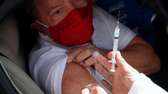 Lula Da Silva recibe su segunda dosis contra el COVID-19 y pide a Bolsonaro que 