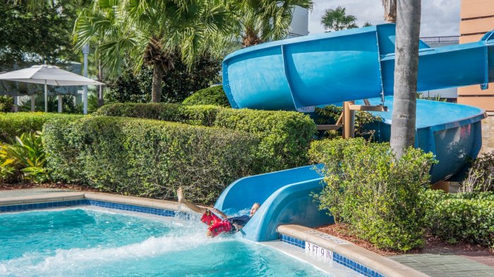 Niño muere succionado por filtro de agua en parque de diversiones de México
