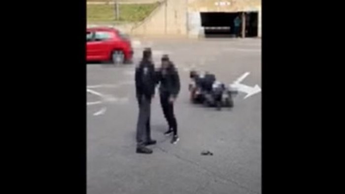 Dos jóvenes golpearon en el suelo a guardia de hospital: Les habría exigido usar mascarilla para entrar