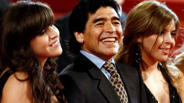 Abogado de Maradona dice que sus hijas le robaron y lo abandonaron