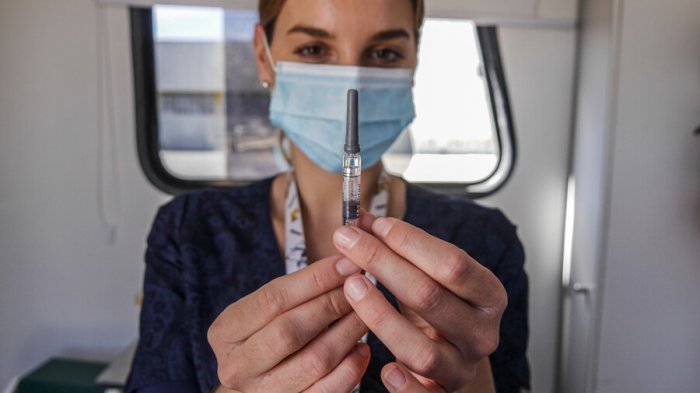 Investigador U. de Chile destacó que el proceso de vacunación ha ayudado a disminuir contagios