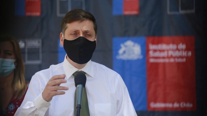 AstraZeneca en Chile: ISP podría recomendar no aplicar la vacuna a algunos grupos