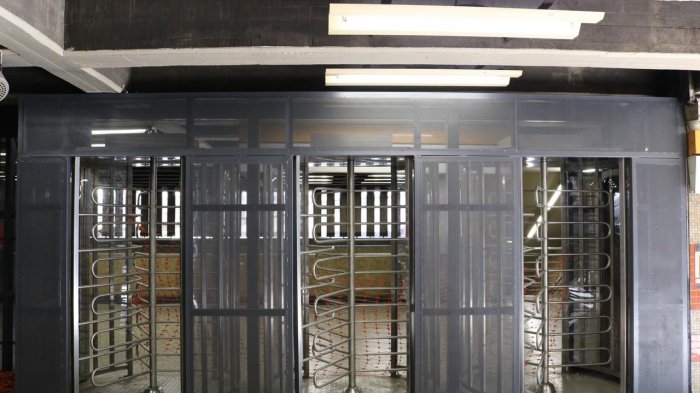 Polémica por puertas giratorias en el Metro: Empresa aclara que no son torniquetes