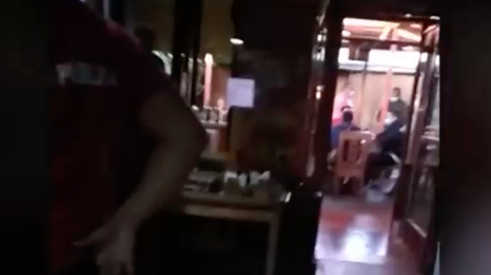 Fiscalizan restaurante que atendía público en cuarentena: Asistentes usaron su permiso único colectivo