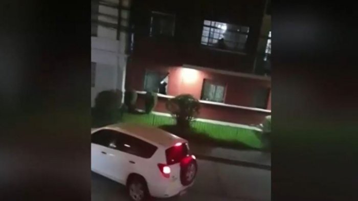 Hasta los grabaron: Sujetos robaron camioneta en Ñuñoa a vista y paciencia de los vecinos