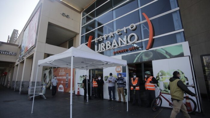 Clausuran supermercado en Puente Alto por brote de COVID-19: 28 trabajadores serían posibles contagiados