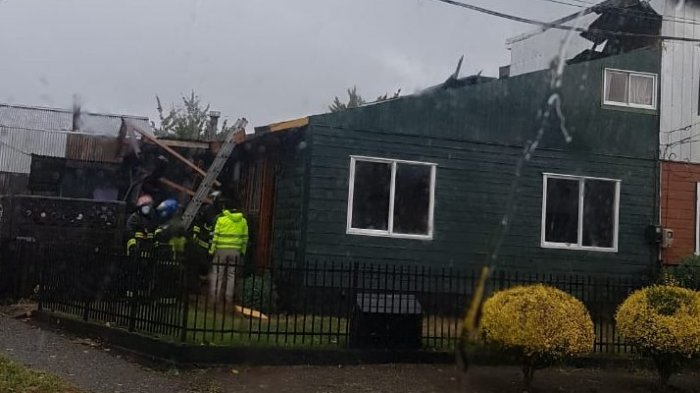¿Tornado? Vientos potentes arrancaron techumbres y árboles en Llanquihue