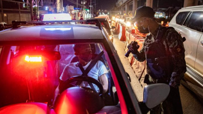 Hombre murió después de ser obligado a hacer 300 sentadillas por violar el toque de queda