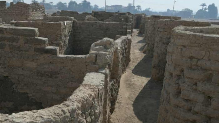 Arqueólogos encuentran “ciudad dorada perdida” de 3 mil años de antigüedad en Egipto