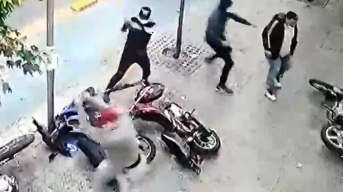 Repartidores de delivery fueron atacados con palos en Santiago: Sería una venganza por un robo frustrado